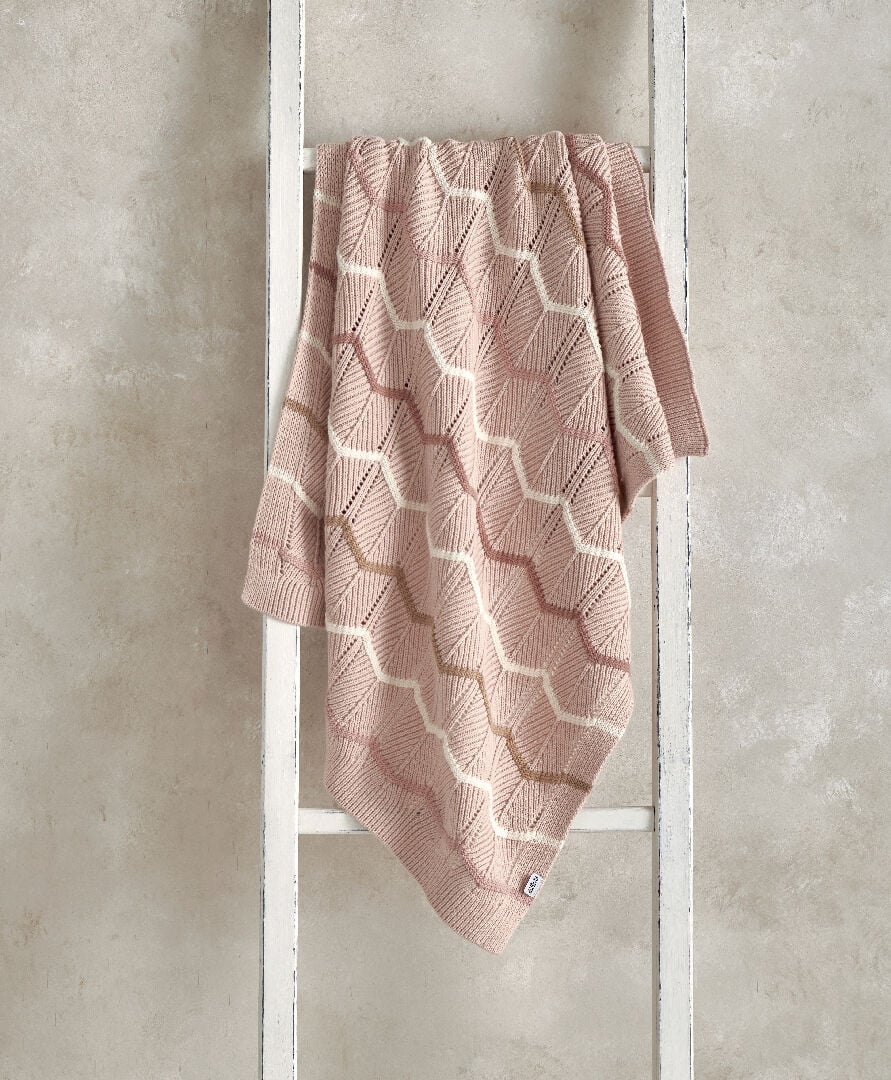 بطانية منسوجة بنقشة متموجة باللون الوردي