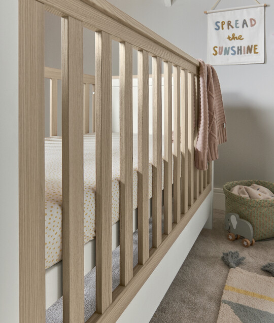 مجموعة هارويل مكوّنة من 3 قطع طقم سرير أطفال، خزانة تبديل، مراتب أساسية من الألياف - أبيض image number 6