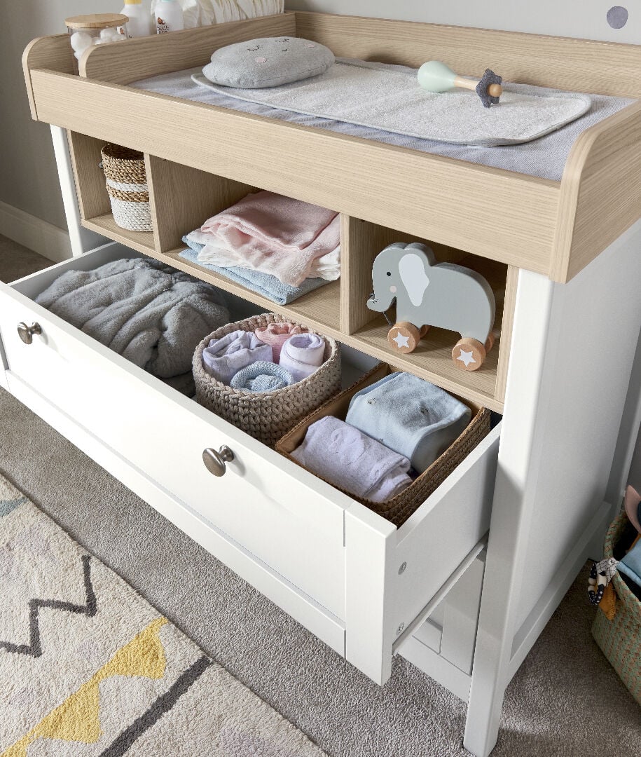 مجموعة مهد وخزانة أدراج/طاولة تغيير هارويل بلون أبيض - قطعتان image number 4