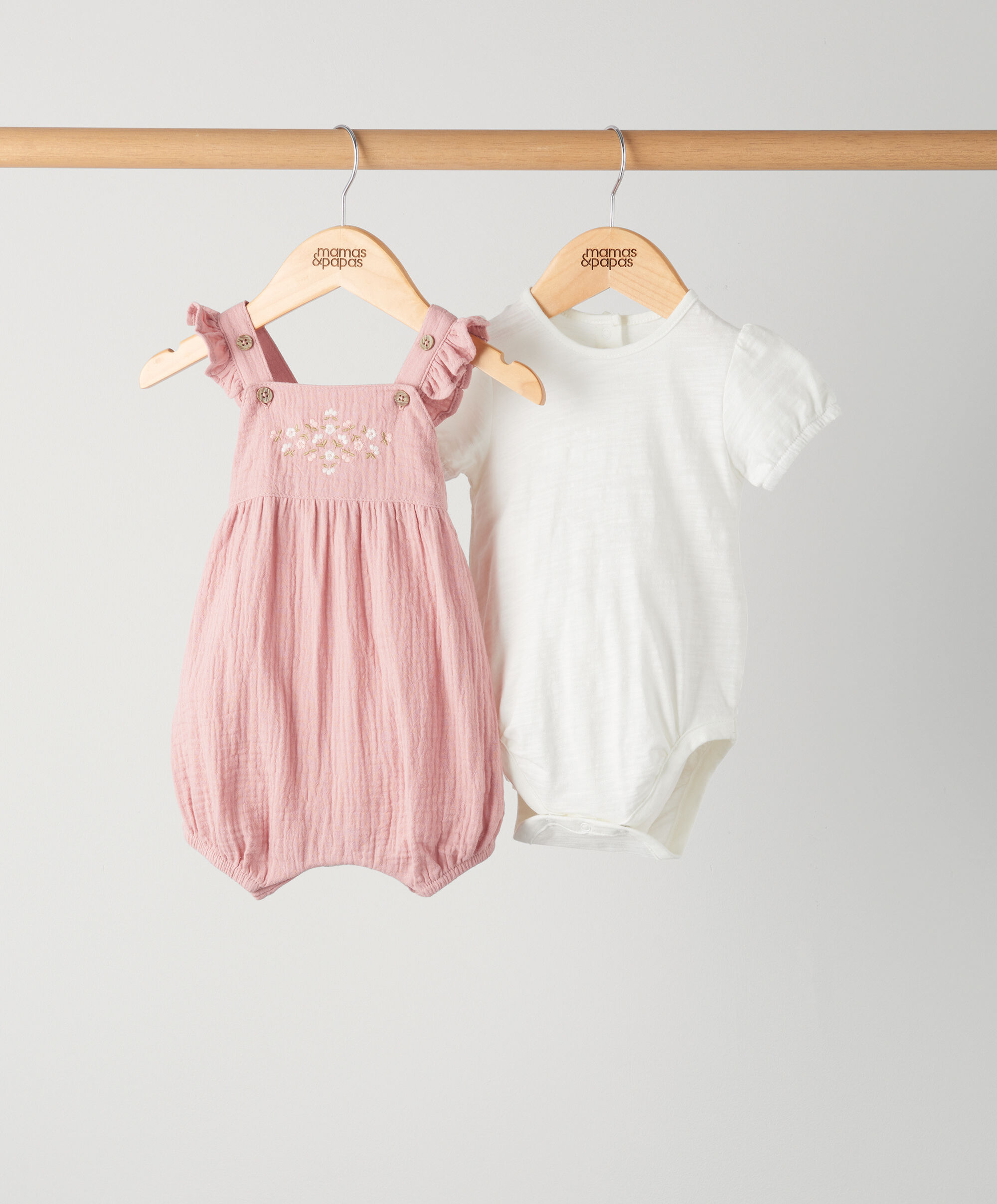 طقم بقصة قصيرة بتطريزات وردي - قطعتان image number 1