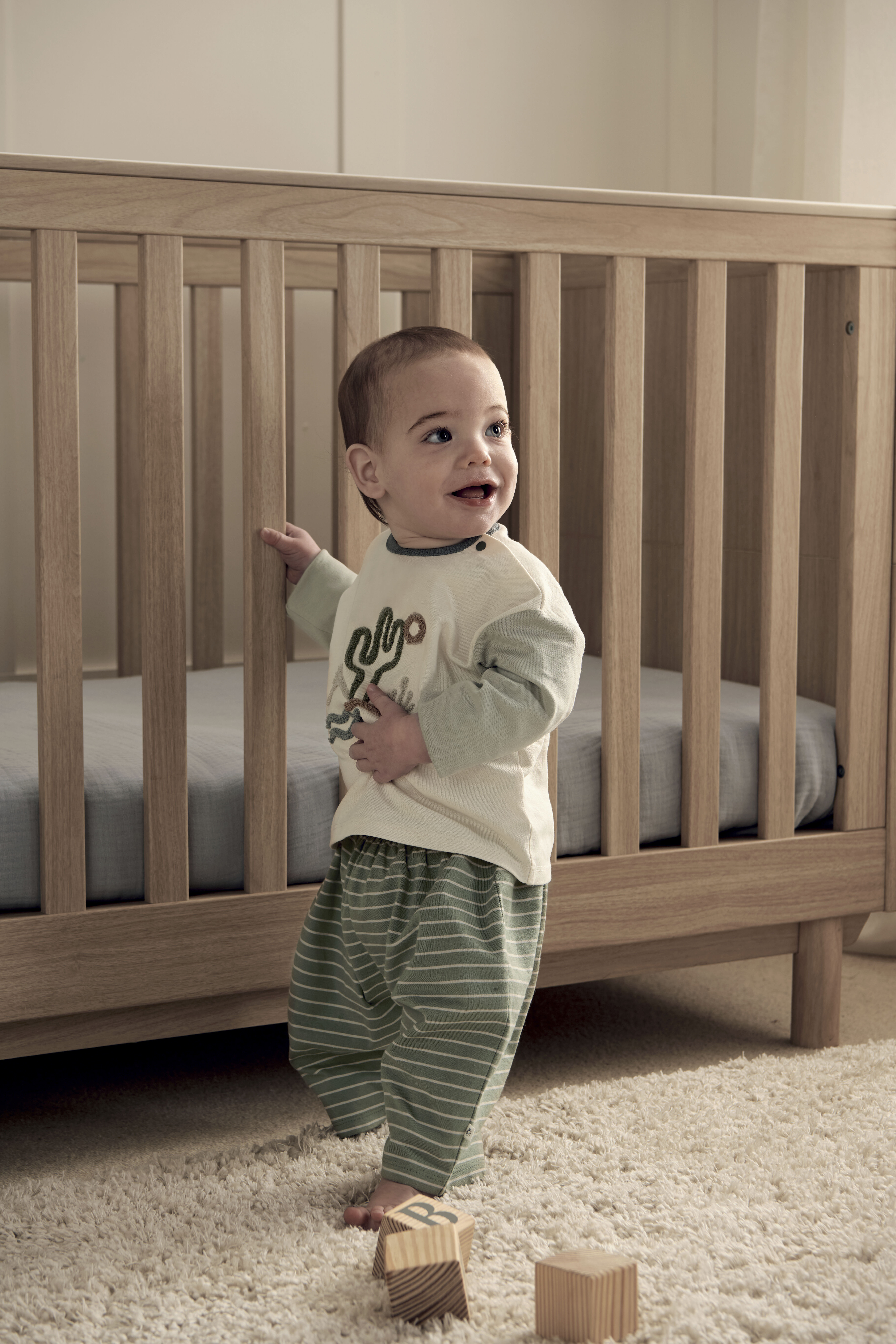 طقم تيشيرت مطرز وبنطال مخطط، قطعتين