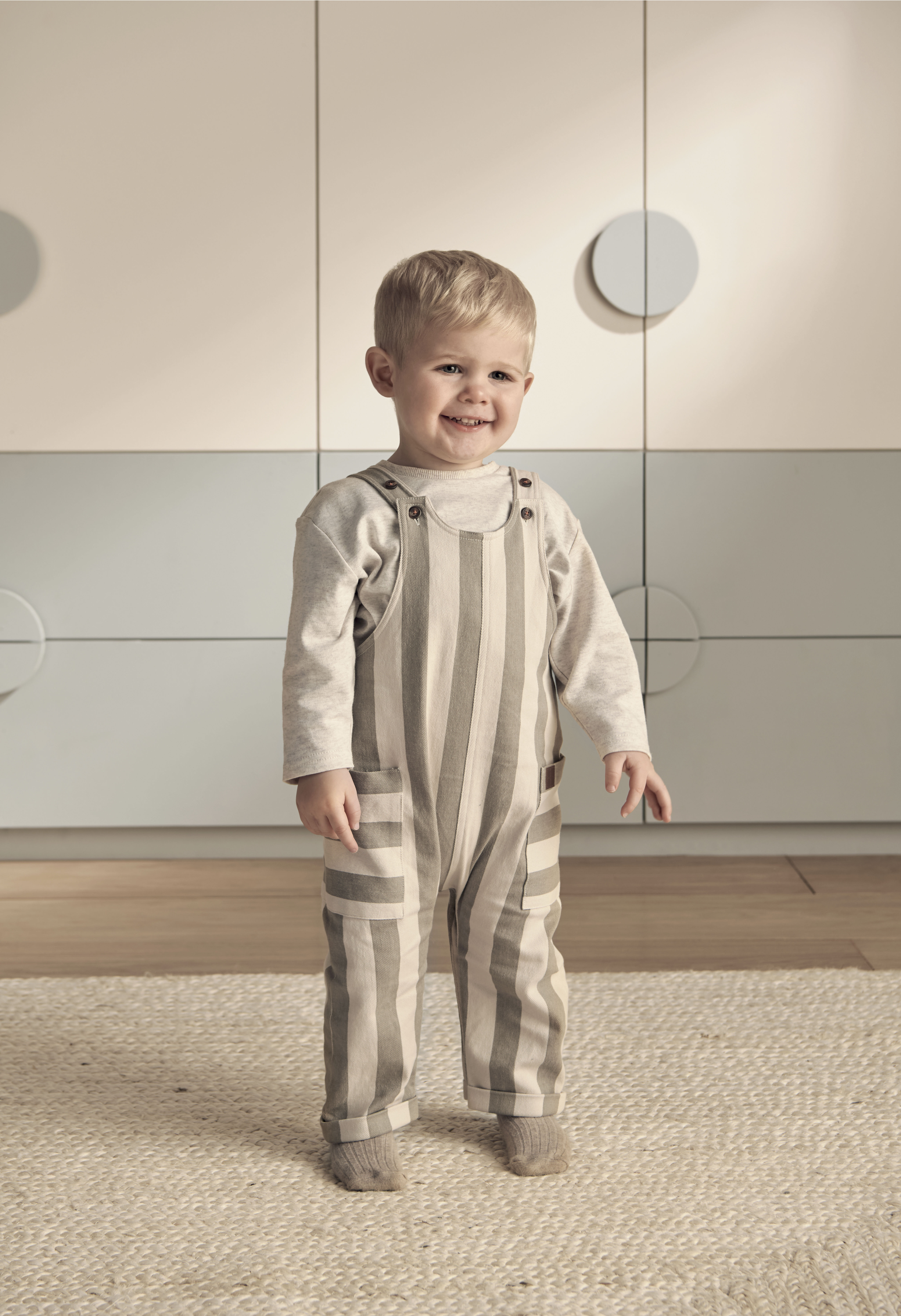 طقم دنغري مخطط وبلوزة مضلعة، قطعتين image number 1