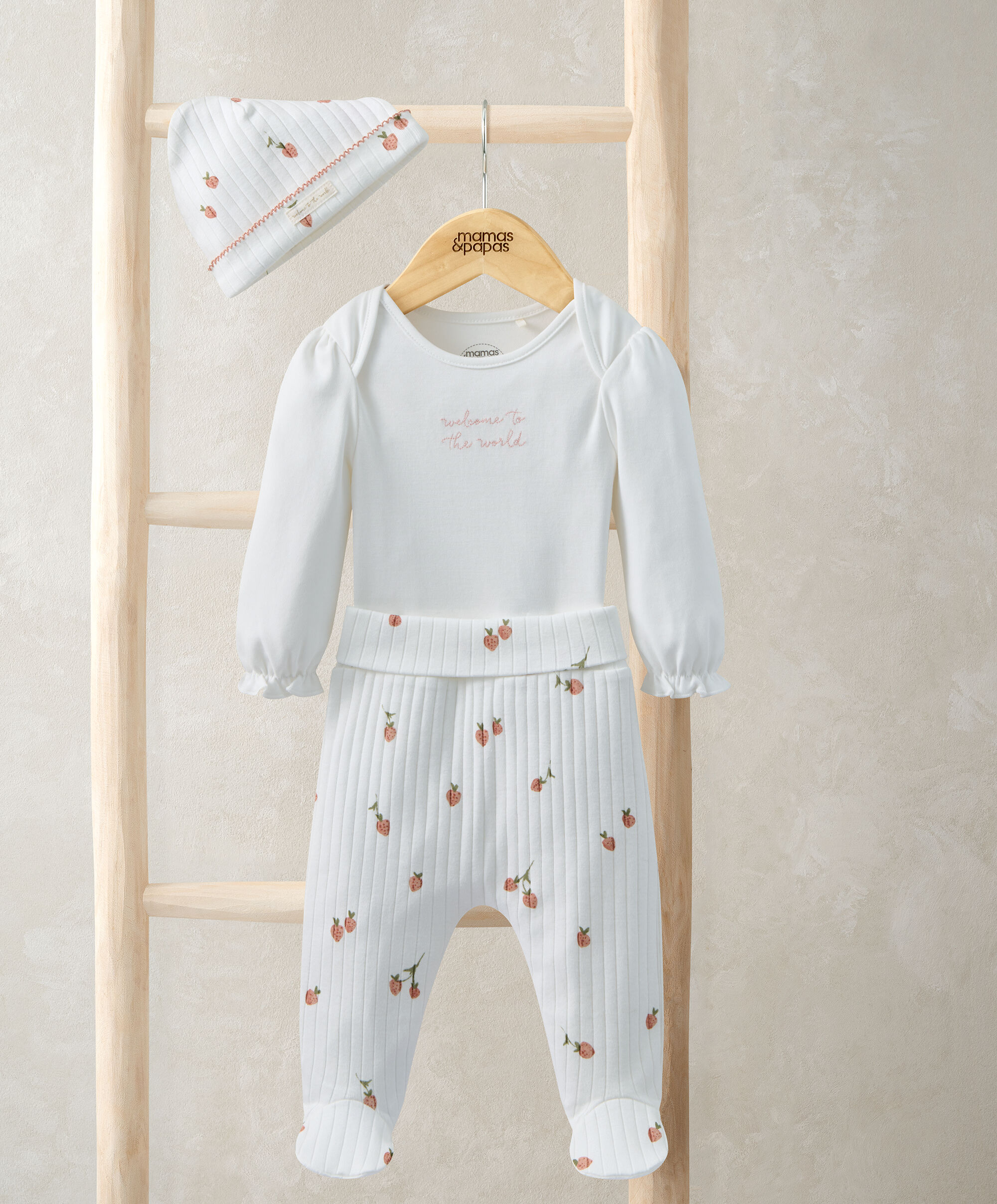 طقم بودي سوت بنقشة فراولة لغينغز، وقبعة image number 1