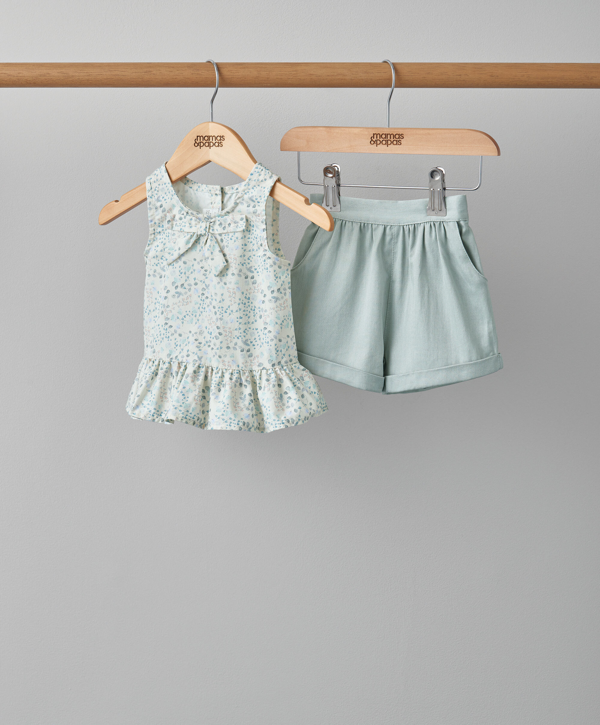 طقم بلوزة بنقشة زهور وشورت - قطعتان image number 1