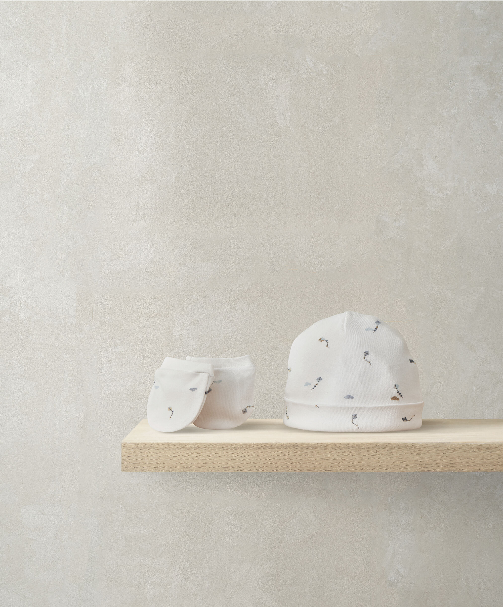 طقم قبعة وقفازات بنقشة طائرات ورقية للأطفال الخدج image number 1