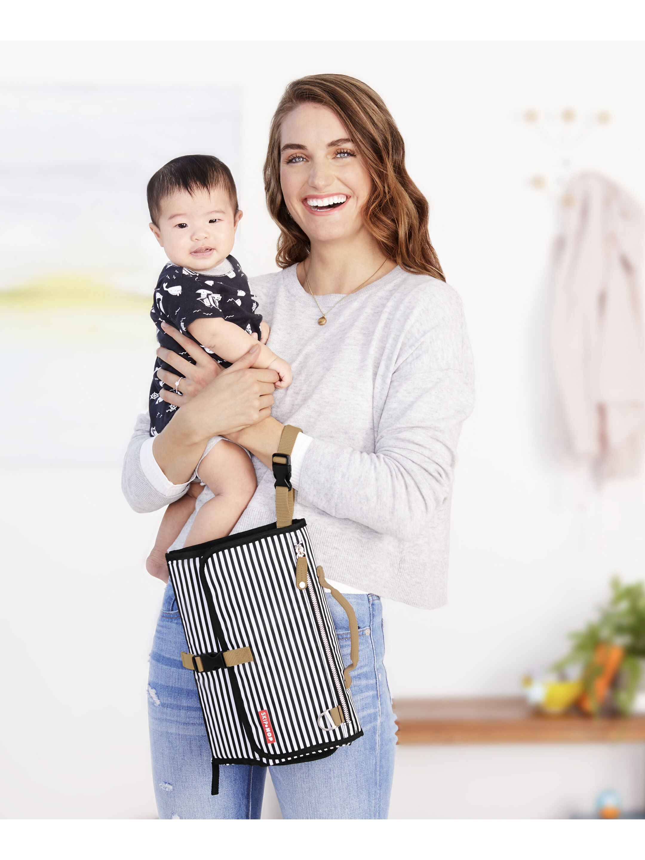 مجموعة تغيير الحفاضات برونتو من سكيب هوب - نقشة خطوط بالأبيض والأسود image number 4