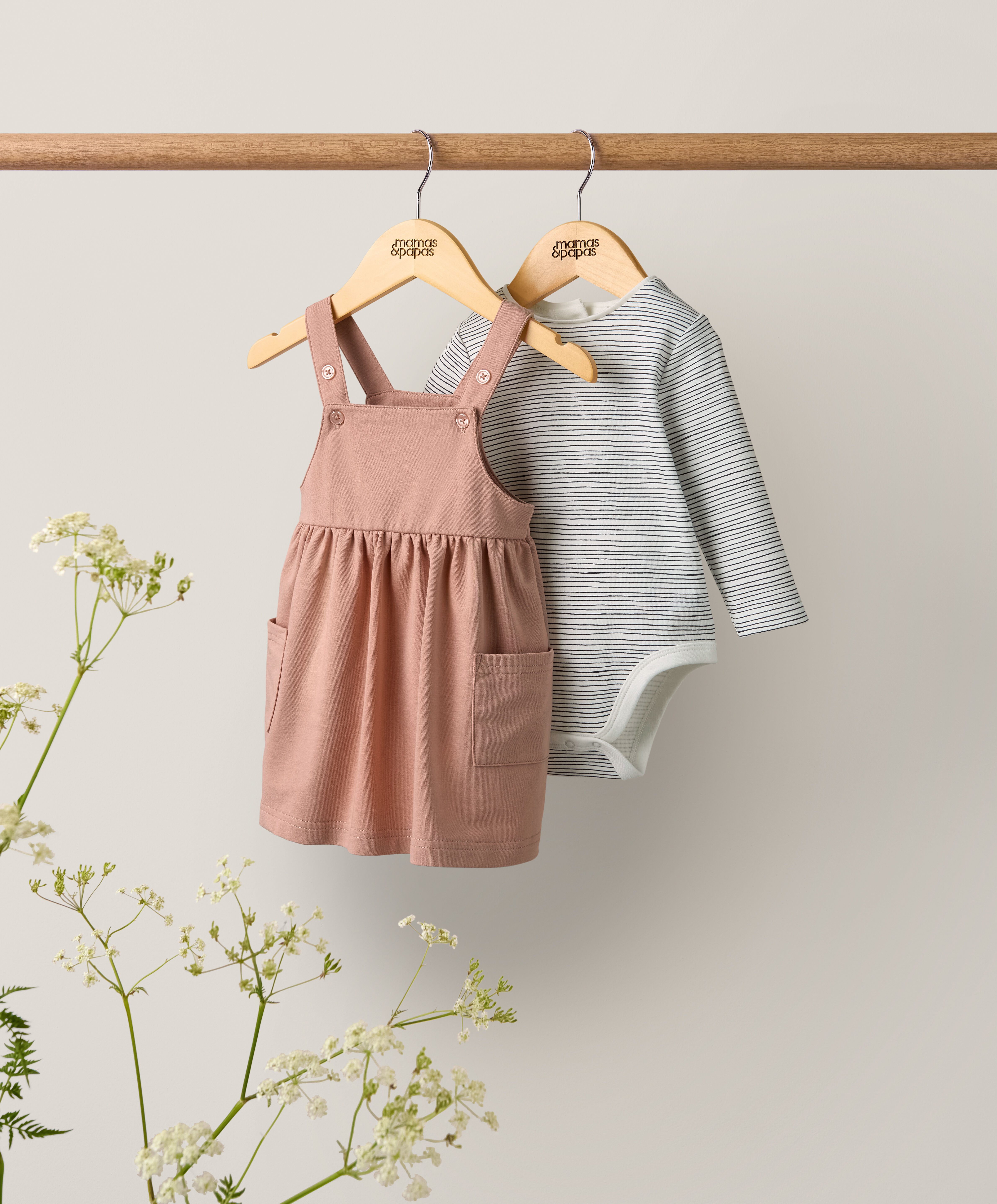 طقم فستان بتصميم مريلة وردي - قطعتان image number 4