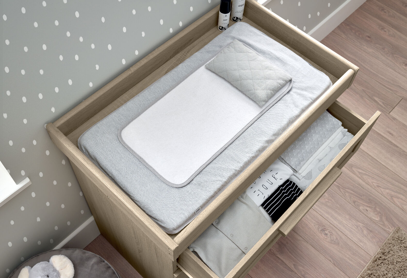 مجموعة مهد وطاولة تغيير أطلس بلون خشب البلوط - قطعتان image number 7