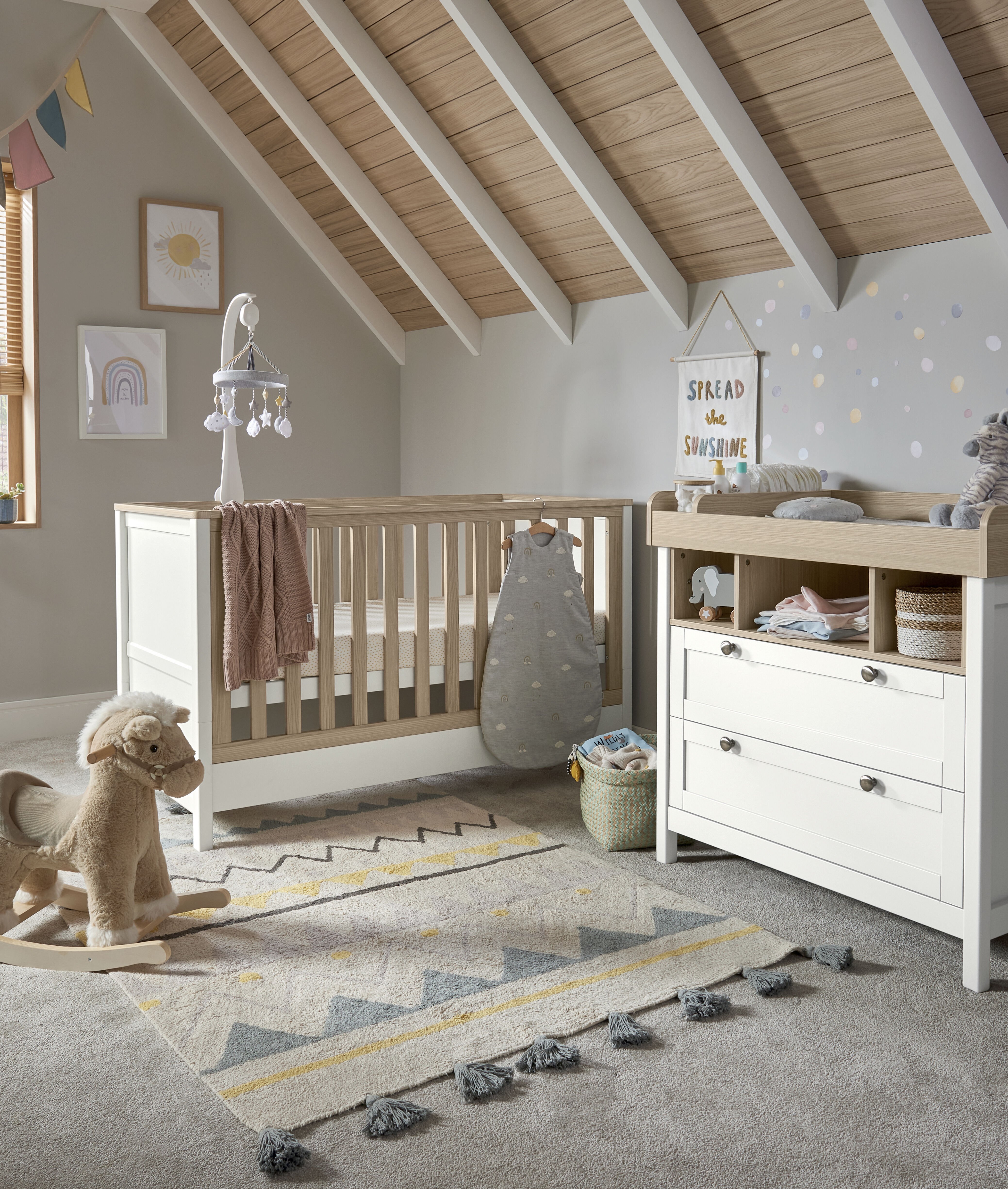 مجموعة مهد وخزانة أدراج/طاولة تغيير هارويل بلون أبيض - قطعتان