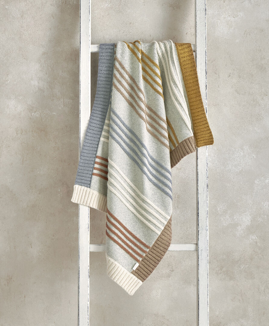 بطانية منسوجة مخططة بحواف بألوان متعددة