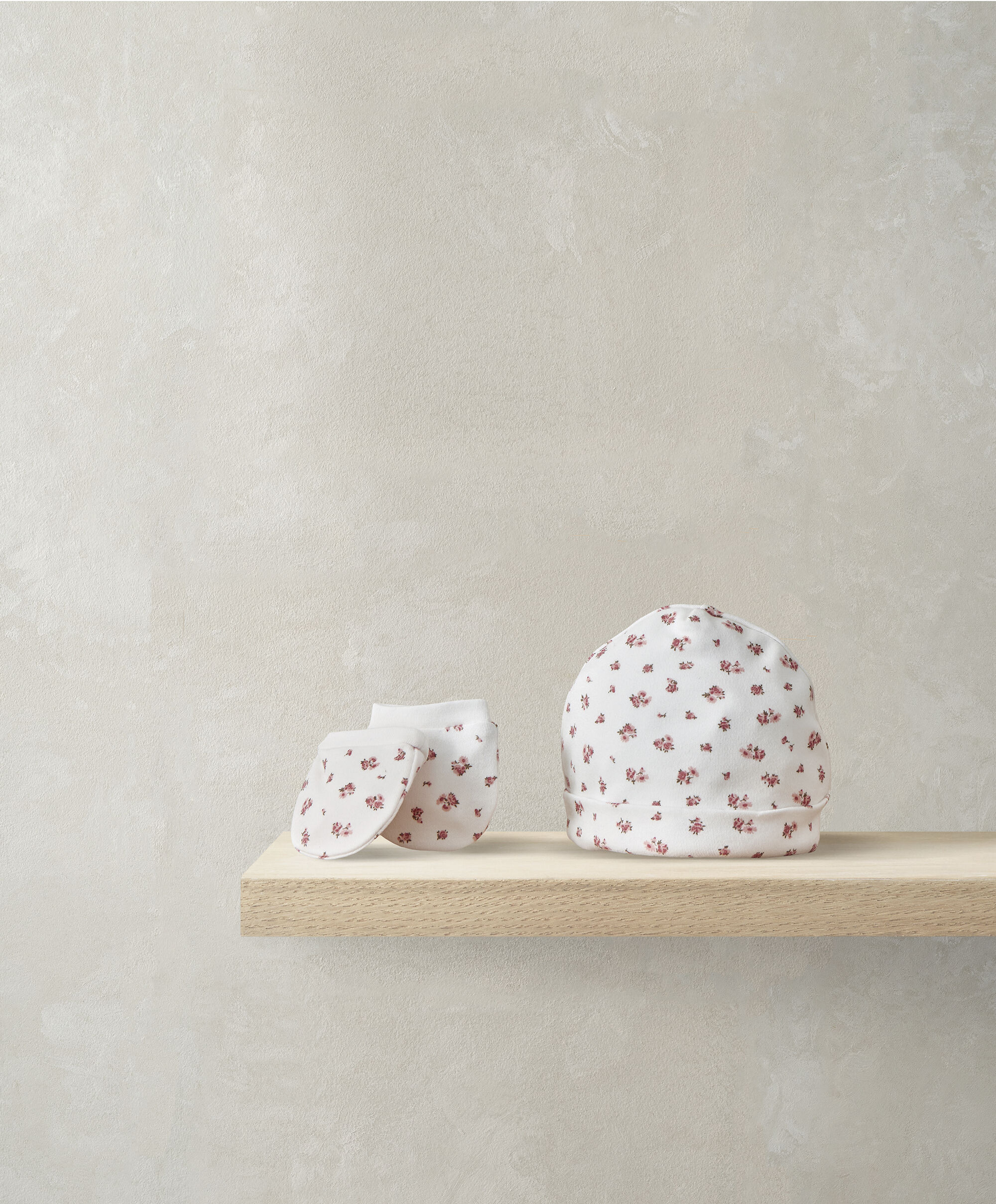 طقم قبعة وقفازات روز للأطفال الخدج image number 1