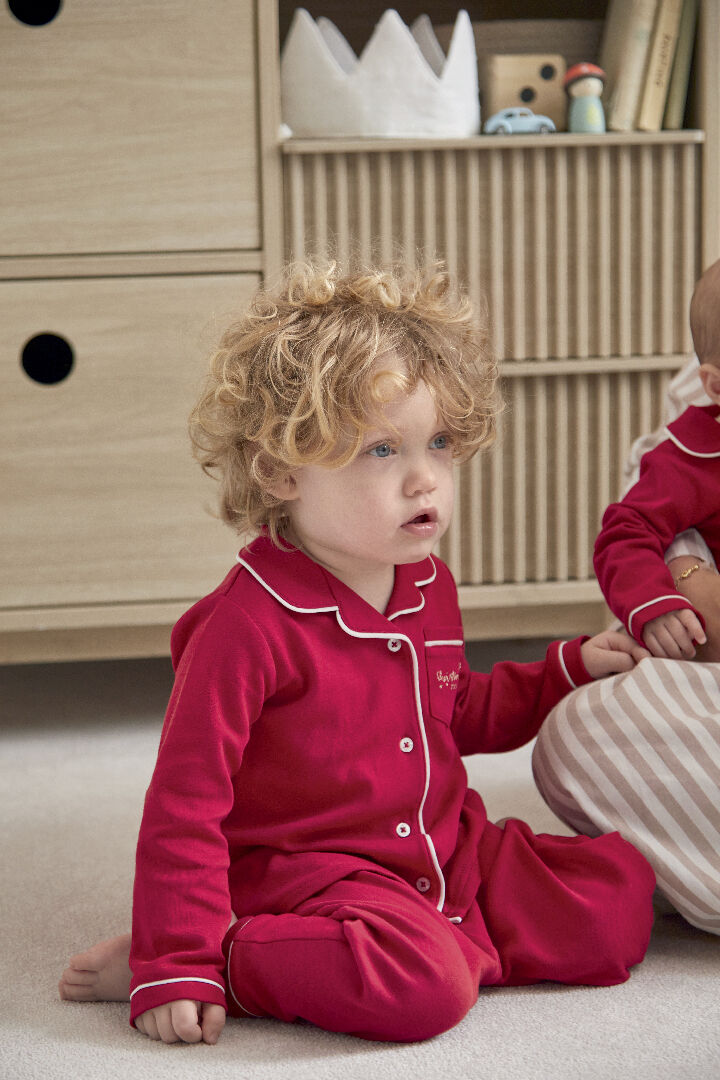 طقم بيجامة كلاسيكي بلون أحمر للكريسماس image number 3