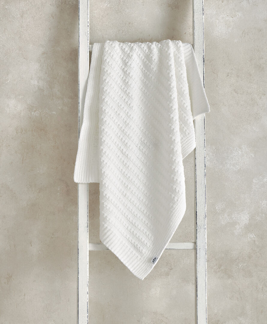 بطانية شينيل مخططة باللون الأبيض