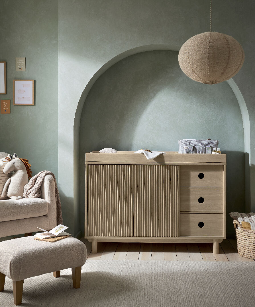 وحدة أدراج أوسكا واسعة بسطح للتغيير، باللون ناتورال/ أوك image number 2