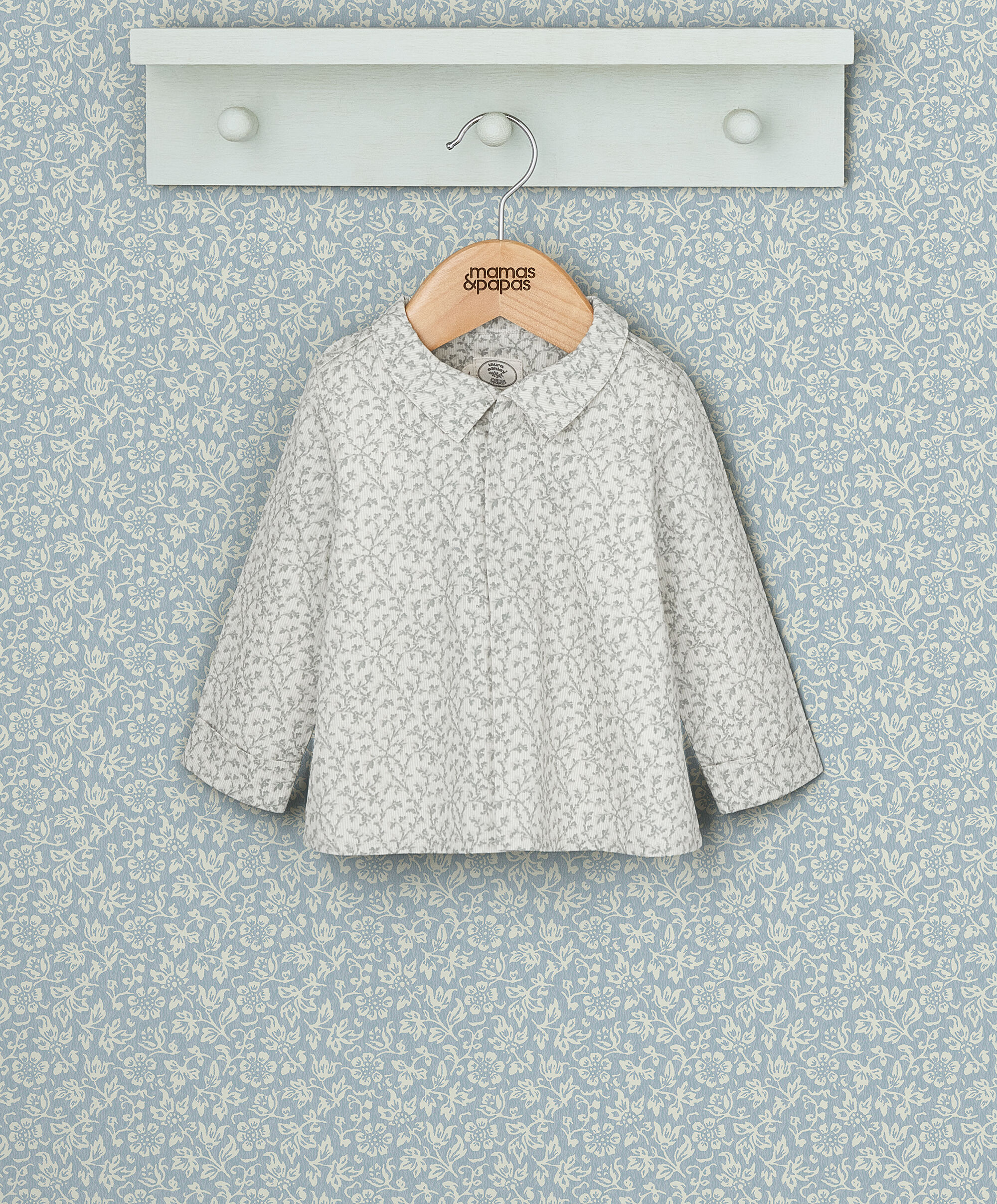 قميص بطبعة أوراق شجر بالكامل