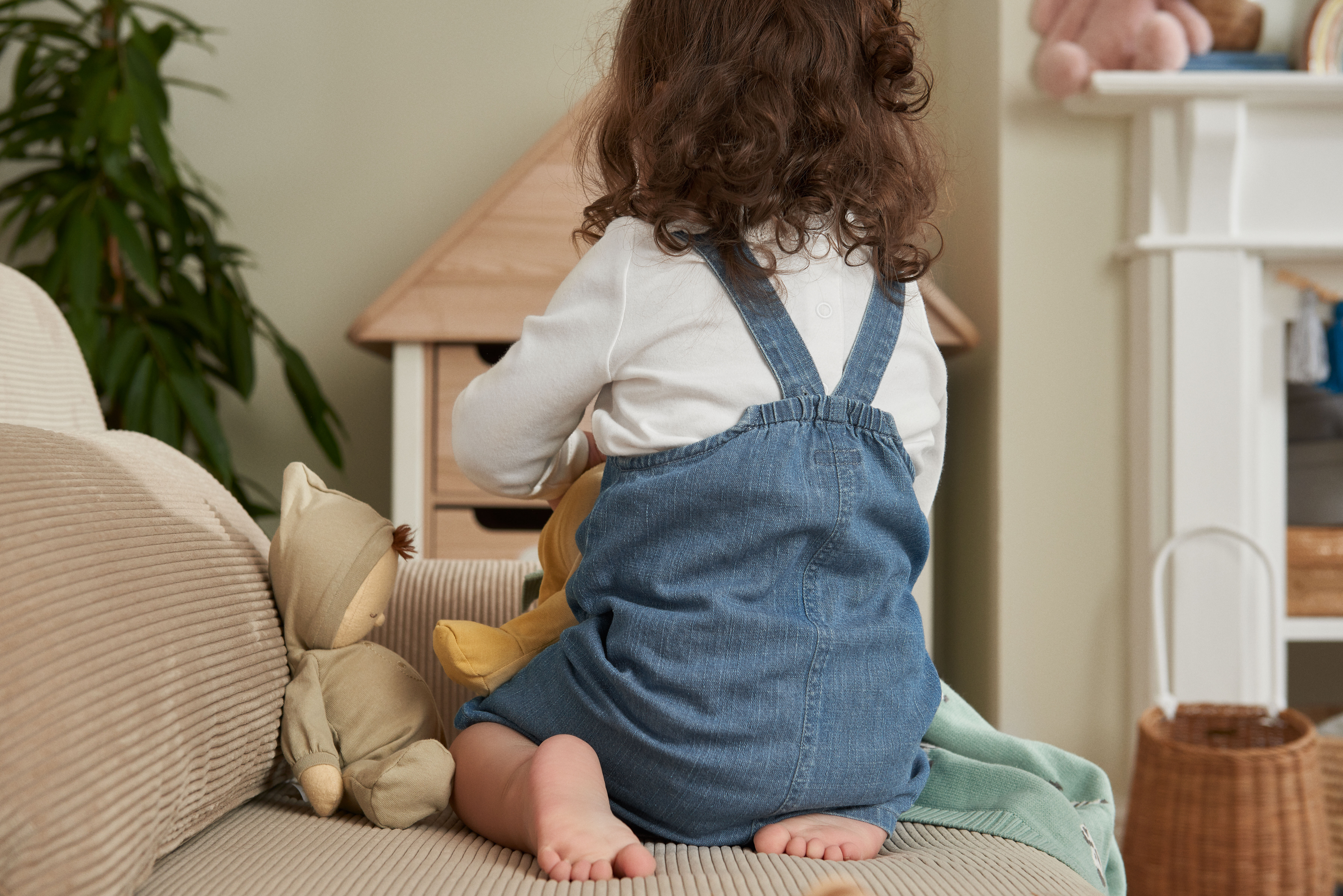 فستان دينم بتصميم مريلة image number 5