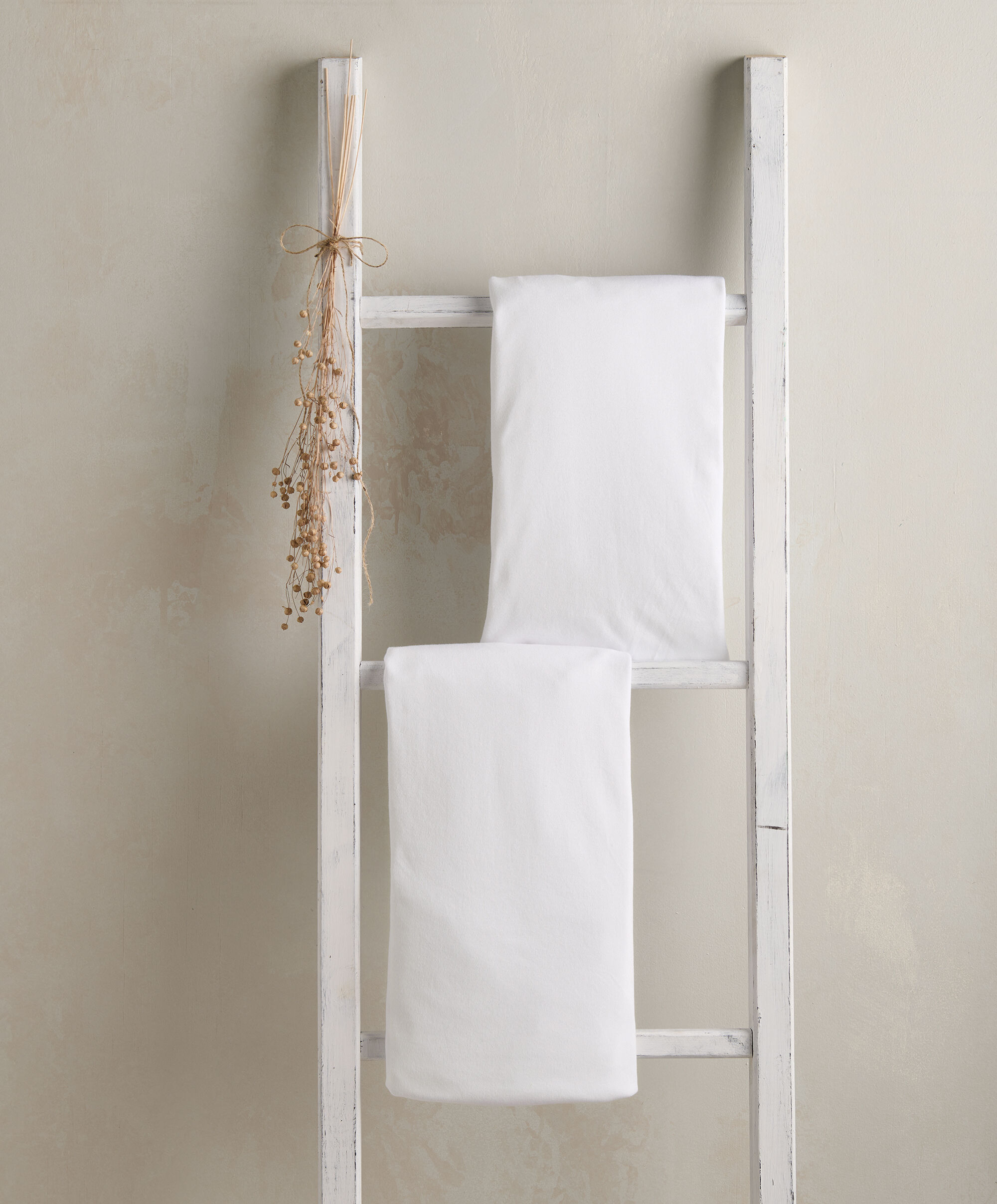 طقم شراشف بحواف مطاطية للمهد المحمول بلون أبيض - قطعتان