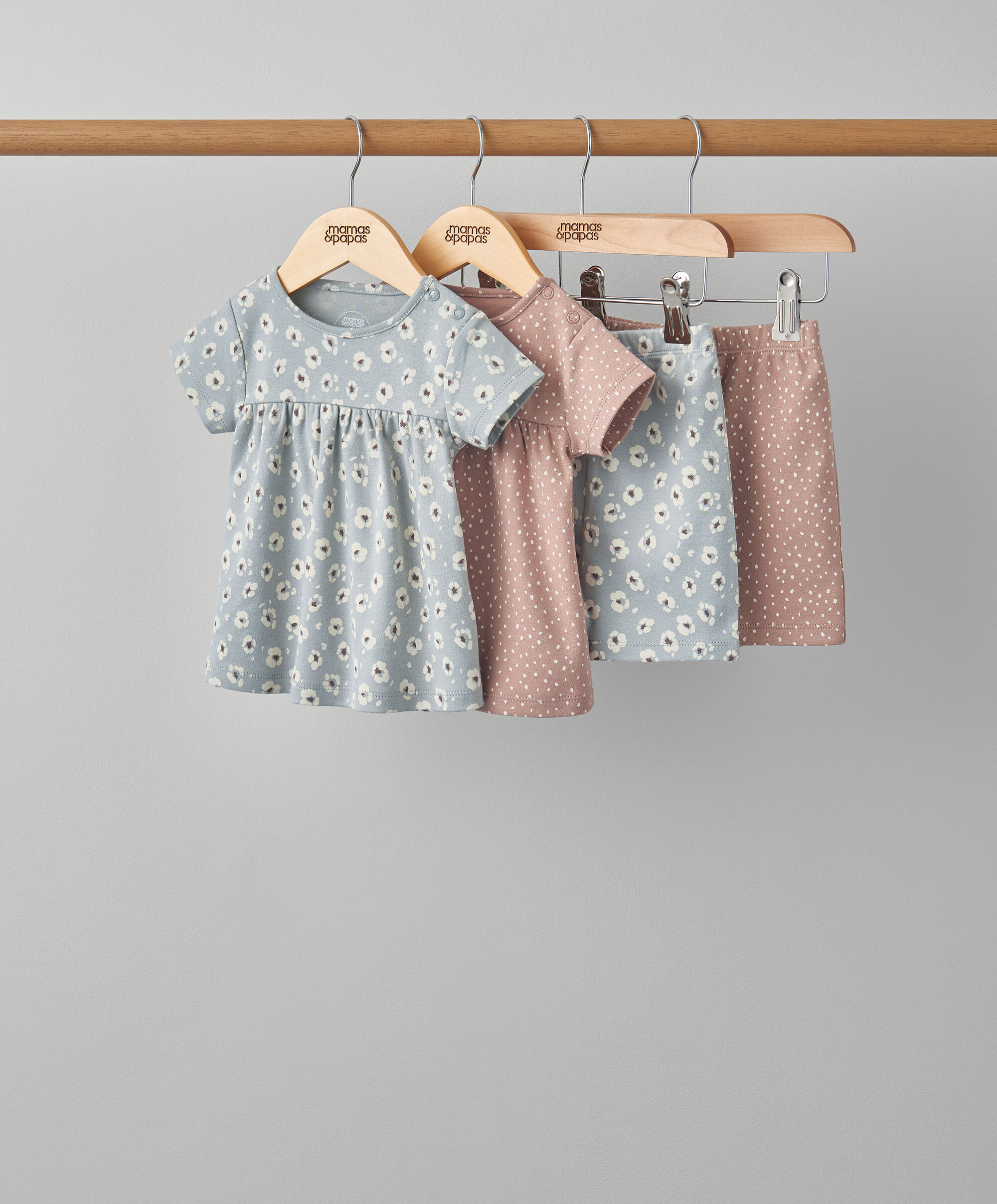 طقم بيجاما بشورت ونقشة زهور - قطعتان image number 1