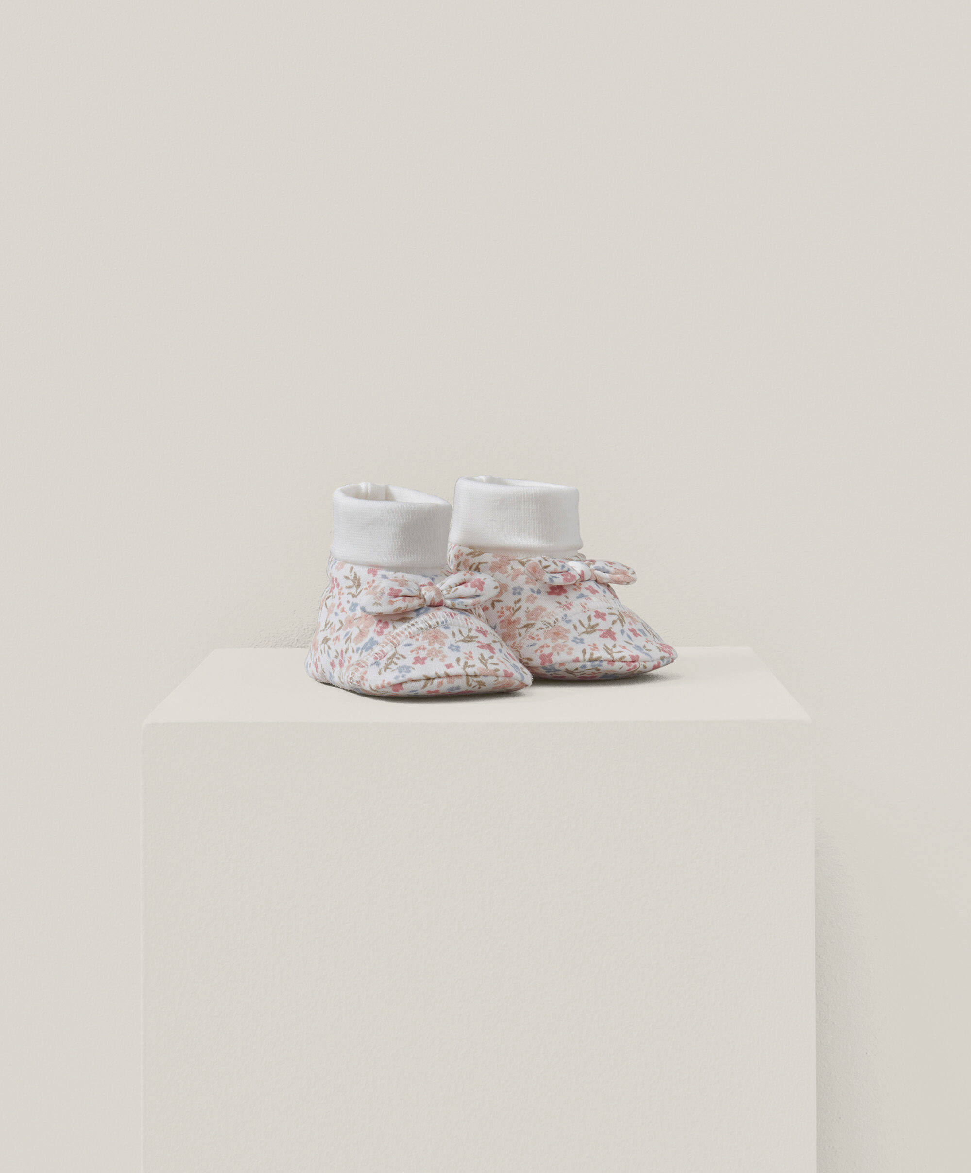 جوارب بنقشة زهور