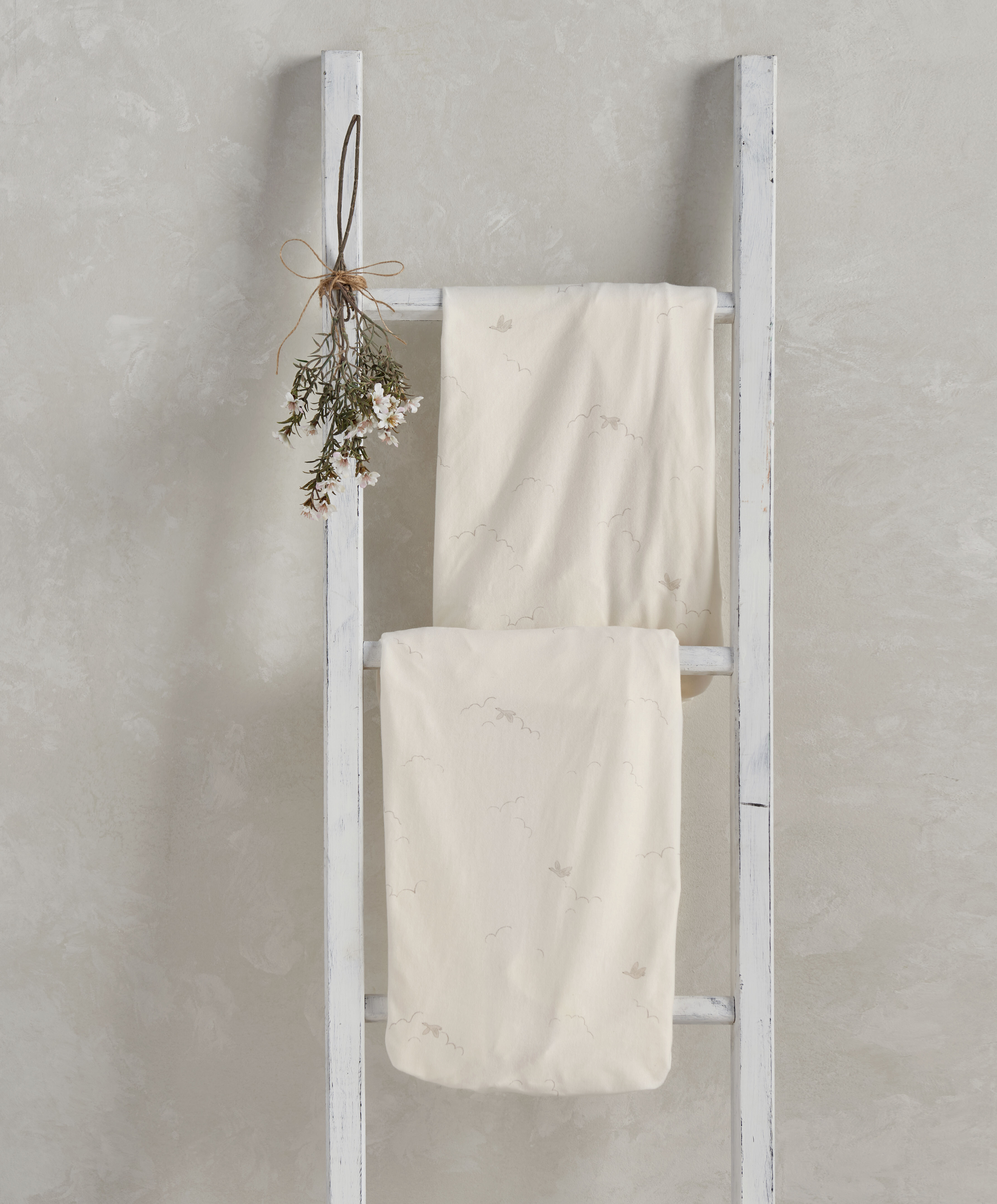 طقم شرشف بحواف مطاطية ويلكم تو ذا وورلد داكلينج بلون أبيض كريمي - قطعتان