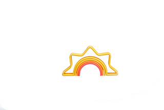 لعبة بتصميم شمس بألوان فاقعة من دينا