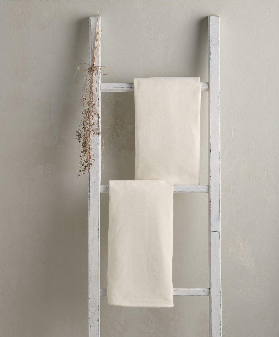 طقم شرشف مهد بحواف مطاطية بلون أبيض كريمي - قطعتان image number 1