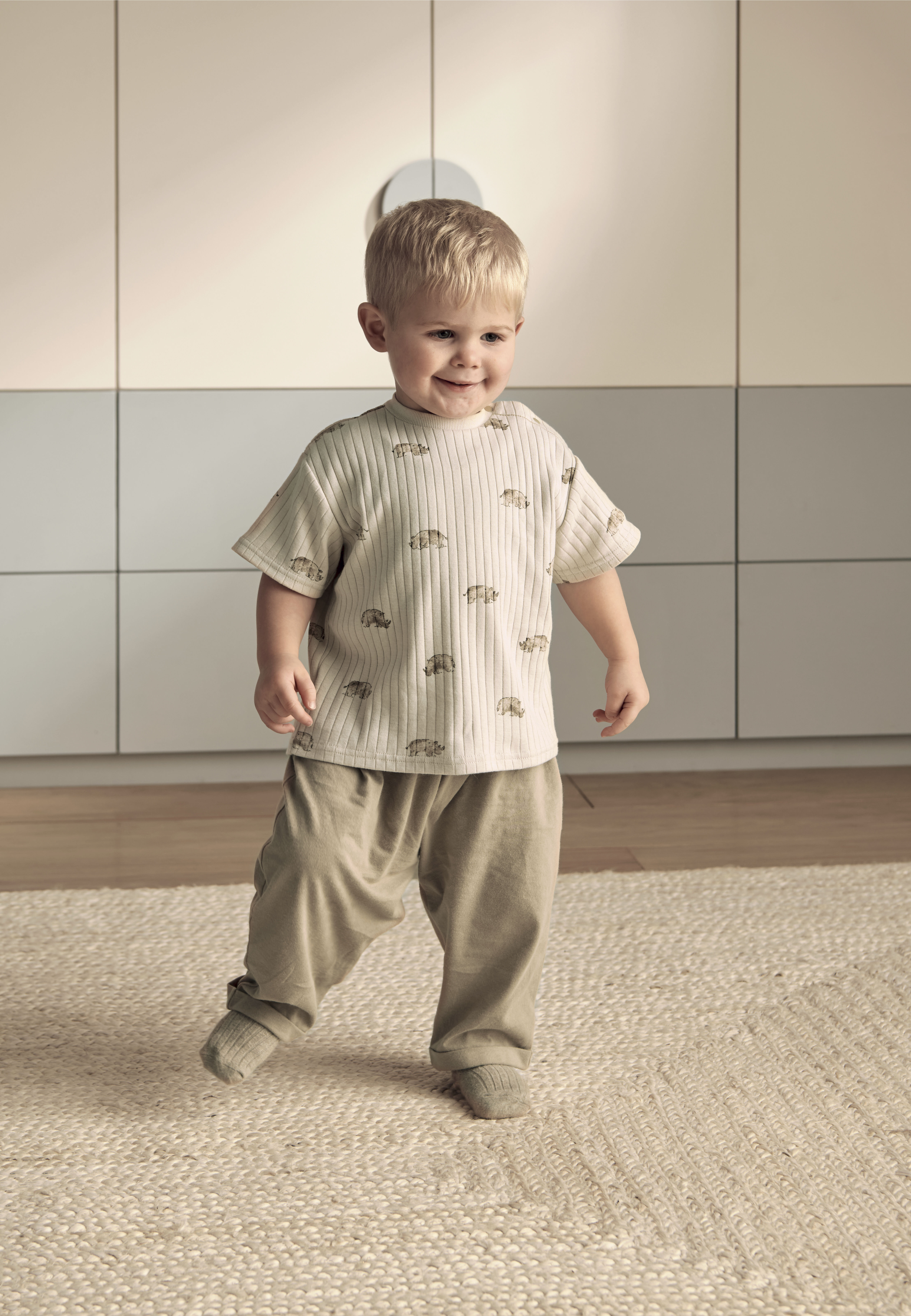 طقم تيشيرت مضلع بنقشة وحيد القرن وبنطال، قطعتين