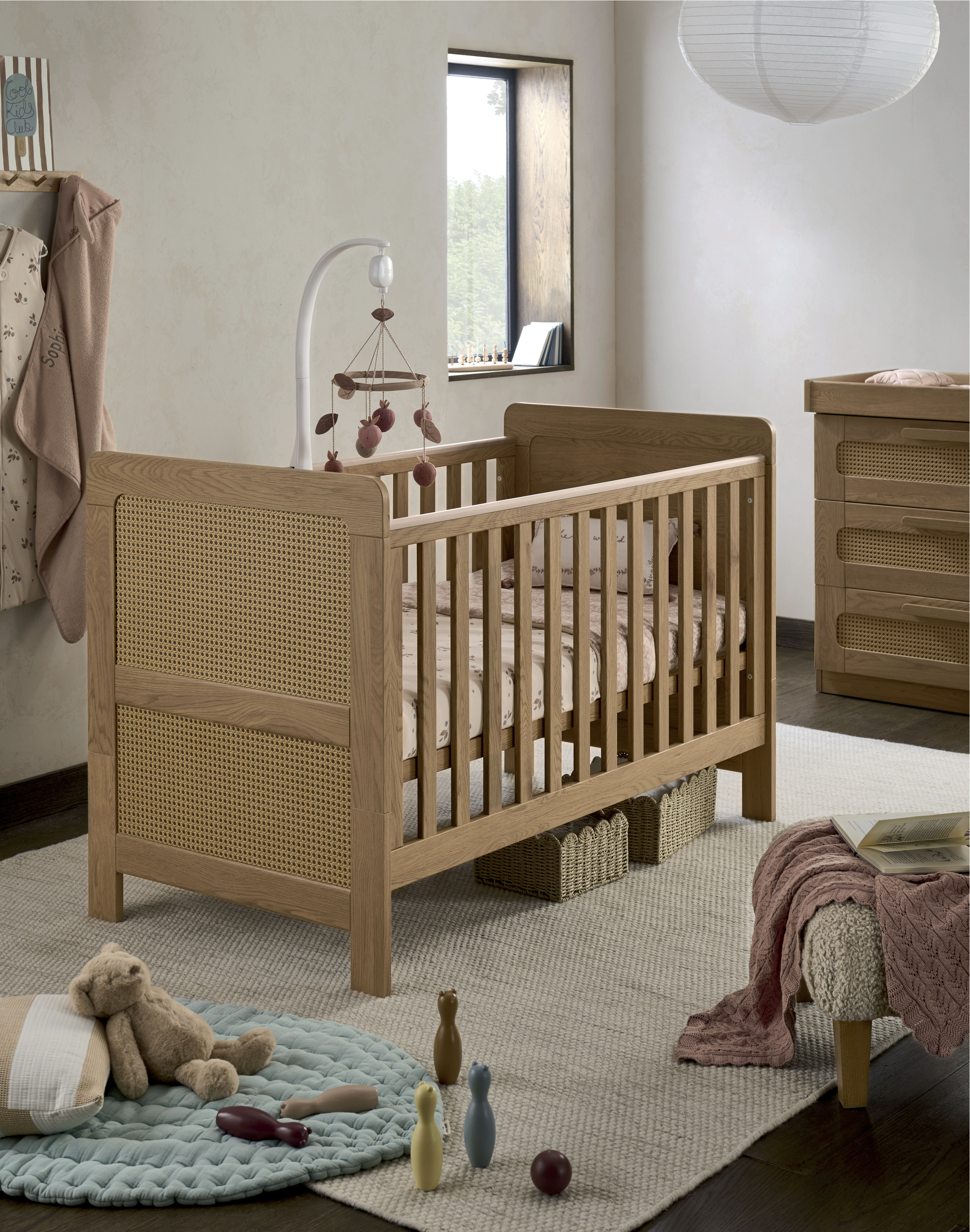 مجموعة مهد وطاولة تغيير إسنا بلون راتان، قطعتين image number 2