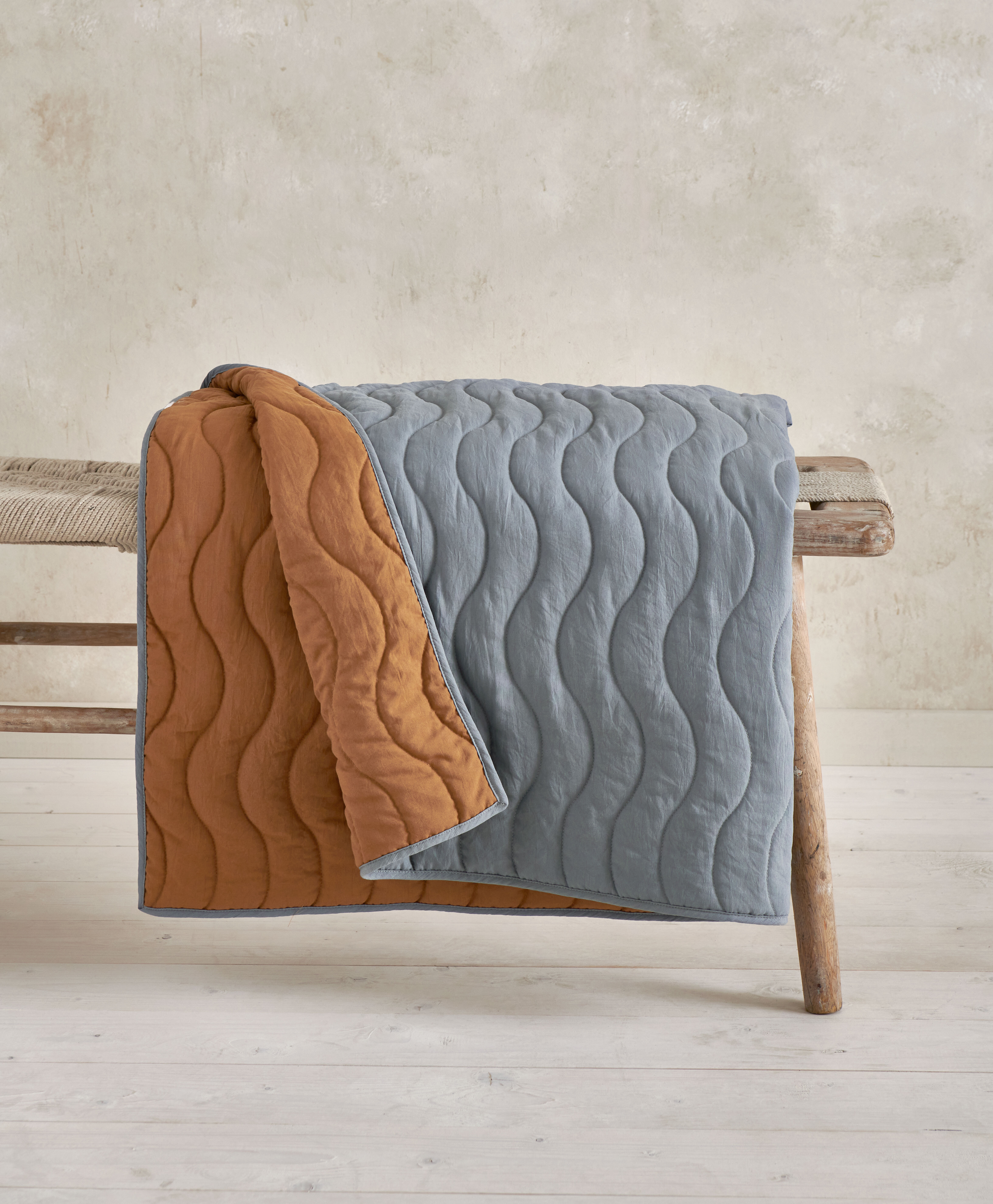 لحاف سرير أطفال/مهد بلون بلو ماسترد متموج