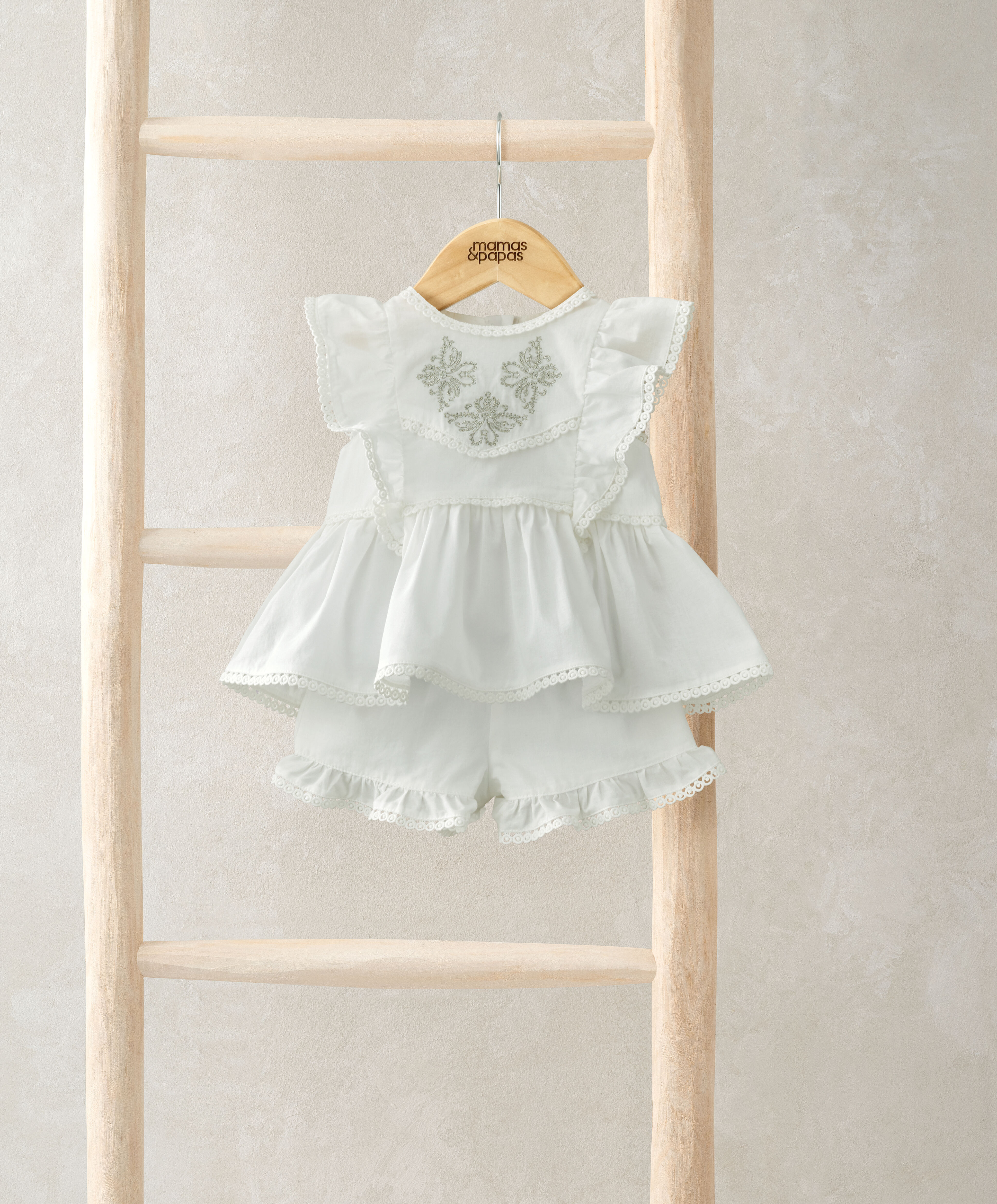 طقم بلوزة وشورت بكشكش وتطريزات - قطعتان image number 1