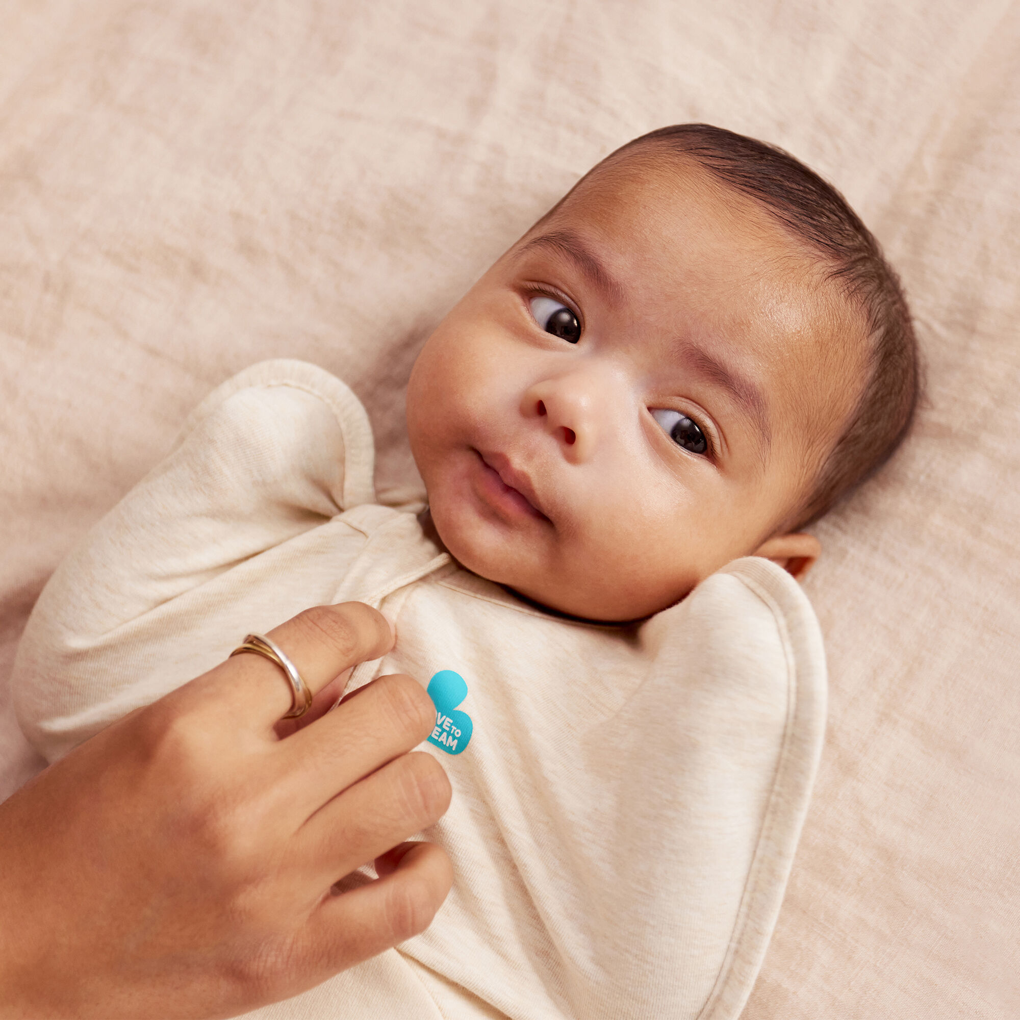 قماط سوادل أب لوف تو دريم بمعدل دفء 1.5، قطن مطاطي بنقشة أغصان، باللون أوتميل image number 2